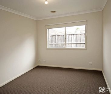 9 Hogan Street, Cranbourne East, Vic 3977 - Photo 2