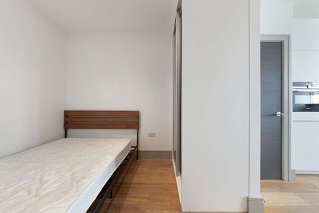 A Spacious, bright, open plan Studio flat with separate bedroom area situated in the centre of Whitechapel a short walk from transport links. - Photo 3