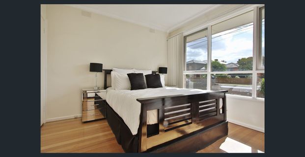 Superb Location, Beautifully Presented - Photo 1