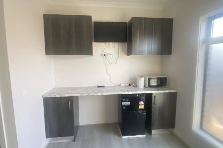 Modern furnished room with private ensuite – Prime Dandenong location - Photo 2
