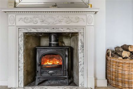 A historic Georgian home nestled in 1.6 acres of glorious gardens and woodland, with views across the Devil's Punch Bowl and beyond. - Photo 4