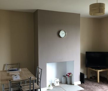 Professional Female Houseshare Room 1 - Photo 1