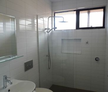 Refurbished two bedroom unit in quiet and convenient location - Photo 2