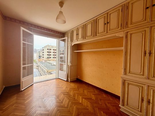 Appartement 3 pièces 71m2 MARSEILLE 8EME 990 euros - Photo 1