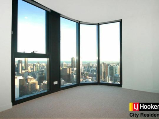 3-Bedroom Apartment with Stunning Views in CBD for Rent! - Photo 1