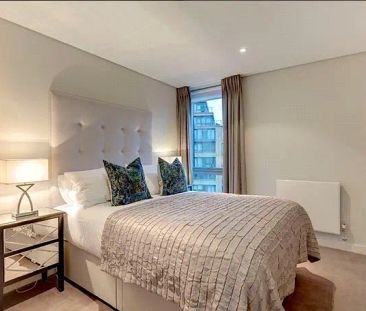 3 bedroom flat in London - Photo 1