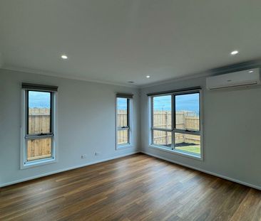 10 Buttercup Crescent, Armstrong Creek VIC 3217 - House For Rent | ... - Photo 1