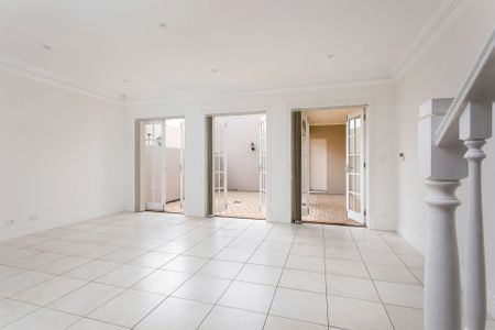 A classic beauty offering a cosmopolitan lifestyle! - Photo 4