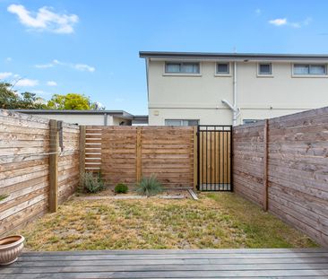 Modern 2 Bedroom, 2 Bathroom Unfurnished Townhouse - Photo 6