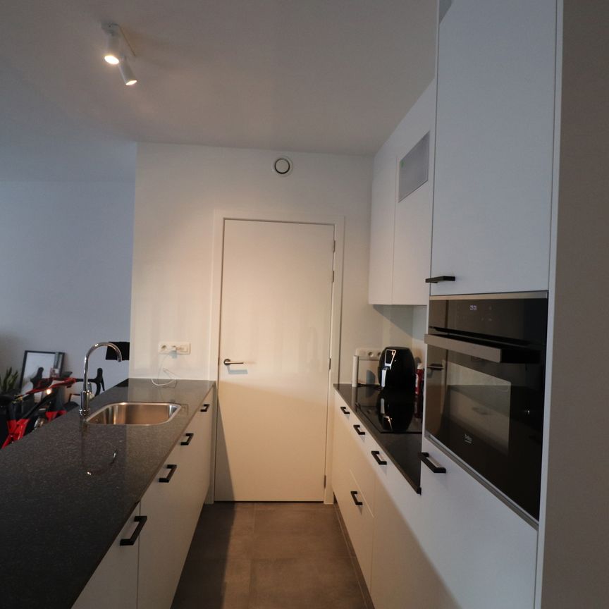 Een mooi afgewerkt nieuwbouw appartement op de eerste verdieping links - met overdekt terras - Foto 1