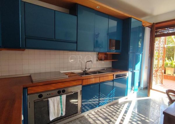 Monteverde Vecchio-Terrace: Furnished 2 Bedroom, 2 Bath, spacious kitchen, living, large private terrace and garden. Bright, silent, near shops, services and transport, located on a quite street in a well kept building. Possible parking. Ref 2375