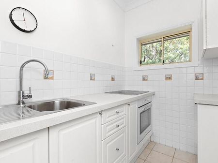 PRIVATE TOP FLOOR TWO BEDROOM IN RANDWICK! - Photo 5