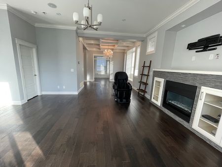 Beautiful Contemporary Upper House/Three Bedrooms Plus Den - Photo 3