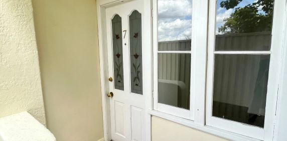 Three Bedroom Unit In Convenient Location! - Photo 2