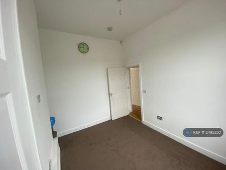 3 bedroom flat to rent - Photo 2