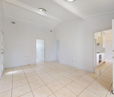 THREE BEDROOM HOUSE WITH SPACIOUS BACKYARD - Photo 6