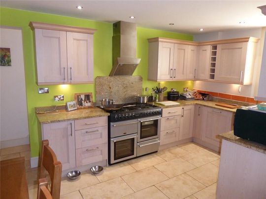 3 bedroom end of terrace house to rent - Photo 1