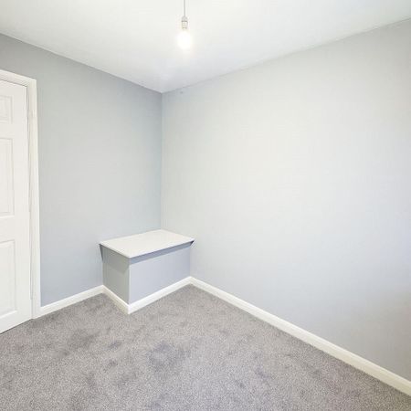 4 bedroom semi-detached house to rent - Photo 2