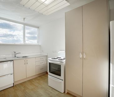 Three bedroom low-maintenance home - Photo 5