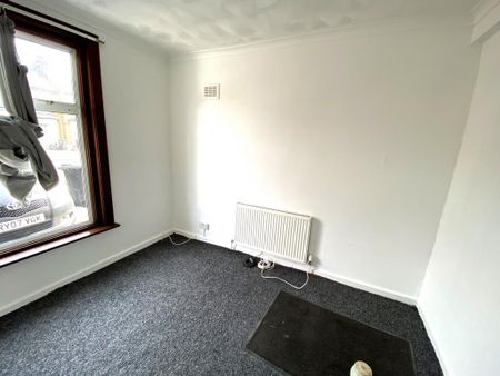 4 bedroom semi-detached house to rent - Photo 3