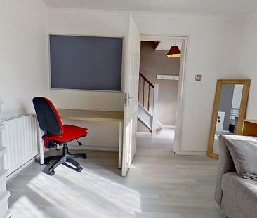 4 bedroom semi-detached house to rent - Photo 4