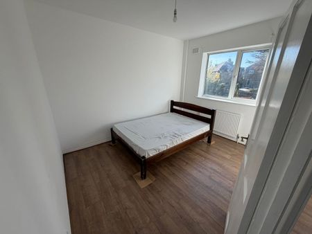 3 Bed Semi-Detached House, Greenwich, SE12 - Photo 2