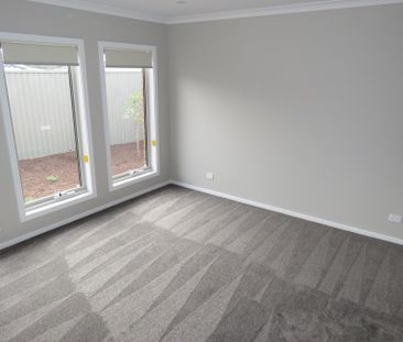 Split System, Central Heating, Double Garage. - Photo 6