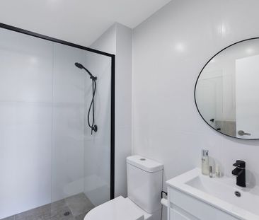 Stunning Brand New Apartment - water usage included - Photo 6