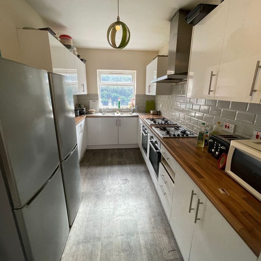 Lower Ford Street Room 6 - Photo 1