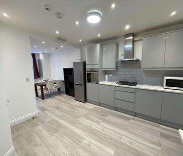 D Floor Flat High Street Colliers Wood, London, SW19 - Photo 5