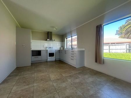 3 Bedrooms in BURSWOOD - Photo 4