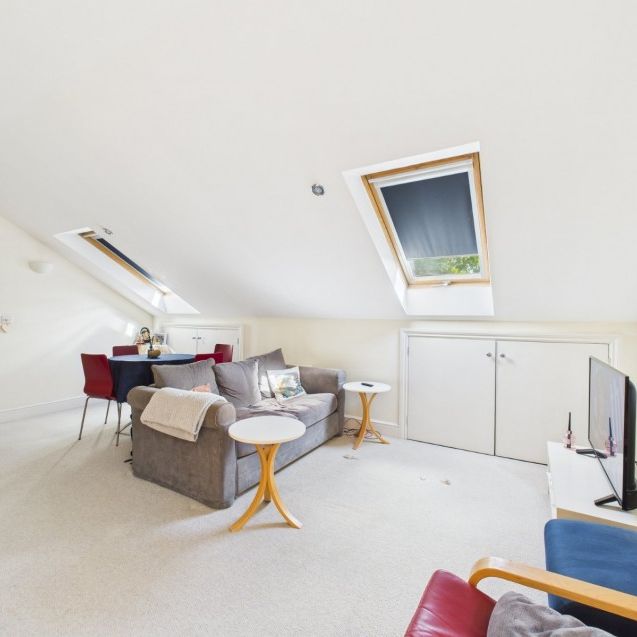 Leacroft, Staines-upon-Thames, Surrey,TW18 - Photo 1