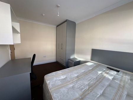 6 Bed Terraced House, Pitcroft Avenue, RG6 - Photo 4