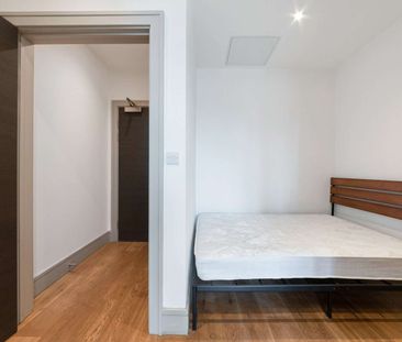 A Spacious, bright, open plan Studio flat with separate bedroom area situated in the centre of Whitechapel a short walk from transport links. - Photo 2