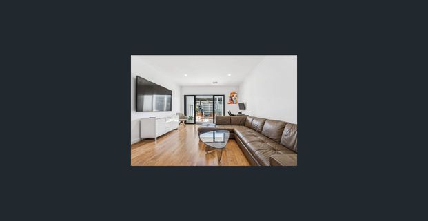 3 Bed Townhouse in Convenient Location! - Photo 1