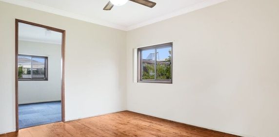 INSPECTION CANCELLED, DEPOSIT RECEIVED - Low-Maintenance Living in the Heart of Lake Illawarra - Photo 2