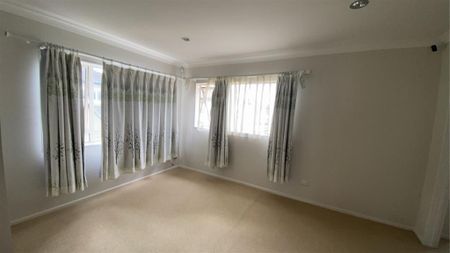 Ormiston 5 bedroom 3 bathroom - Photo 2