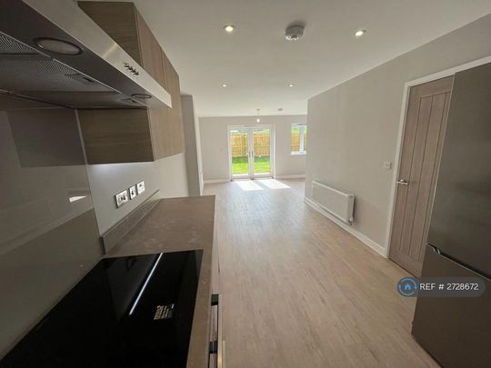 3 bedroom semi-detached house to rent - Photo 1