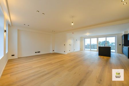 Ruim exclusief duplex appartement van 201m2 op markt van Zwevezele - Foto 4