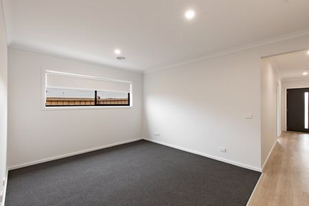 SPACIOUS FOUR BEDROOM HOME WITH LARGE BACKYARD - Photo 3