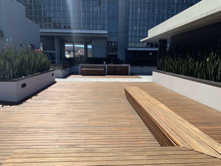 Modern One Bedroom Plus Car Space in Central Park – Prime Location! - Photo 5