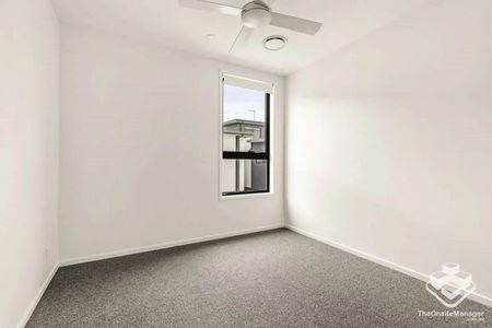 Luxury 4 Bedrooms Townhouse - Photo 2