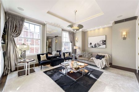 An exceptional and beautifully designed two bedroom Mayfair apartment with lift access and 24 hour porter. - Photo 2