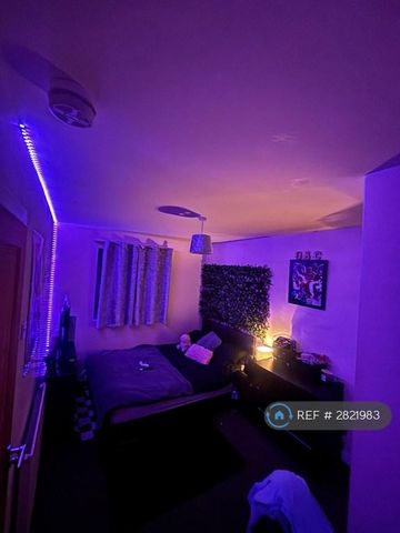 1 bedroom in a house share to rent - Photo 2