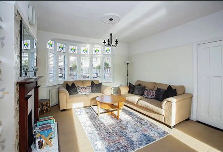 3 Bed Terraced House, Dereham Road, IG11 - Photo 3