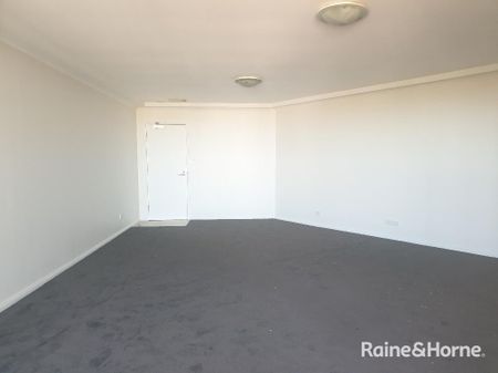 Stylish Three-Bedroom Apartment with Stunning Views - Photo 2