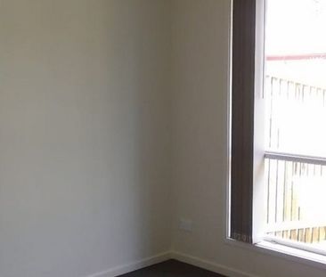 Quite 3 Bedroom apartment! - Photo 3