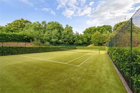 A superb penthouse apartment in Sunningdale. - Photo 3