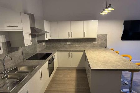 Bedroom Ground Floor Flat In Meyrick, BH3 - Photo 3