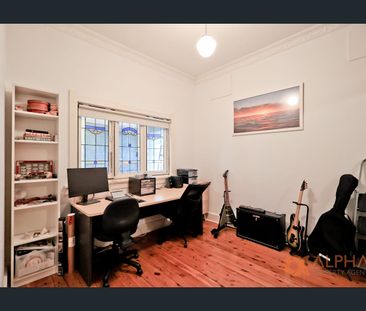 CLASSIC FAMILY HOME WITH MODERN COMFORT - Photo 4